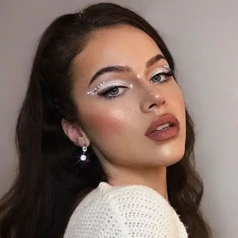 Adorned With Rhinestones Angel Makeup Halloween Easy, White Euphoria Makeup, All White Party Makeup Ideas, White Party Makeup Ideas, White Makeup Looks Eyeshadows, White Party Makeup, Angel Make Up, White Eyeshadow Makeup, White Makeup Looks