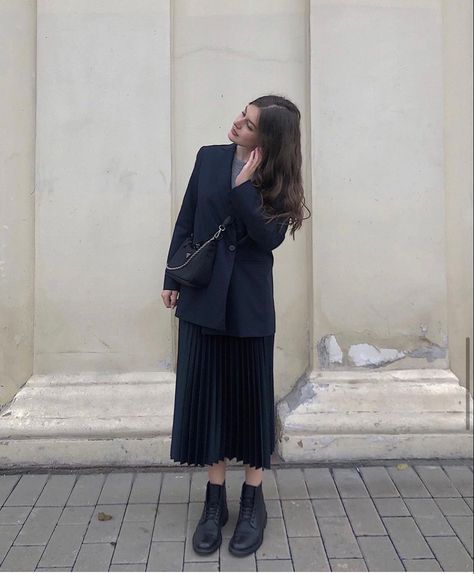 Outfit Minimalist, Stylish Work Attire, Modest Wear, Fashion Attire, All Black Outfit, Skirt Outfit, 가을 패션, Curvy Outfits, Ootd Outfit