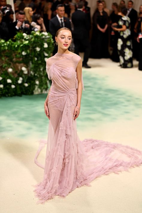 Phoebe Dynevor debuts stunning ring at the Met Gala as she confirms she will tie the knot to actor Cameron Fuller | Tatler Cameron Fuller, Diamond Of The Season, Gigi Hadid Looks, Phoebe Dynevor, Gala Looks, Met Gala Red Carpet, Royalty Aesthetic, The Met Gala, Kaia Gerber