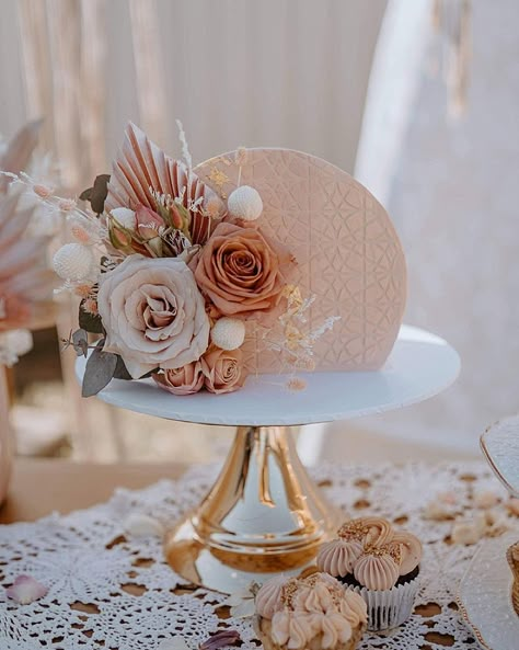 Elegant pink stenciled boho top forward wedding cake with beautiful pink flowers and dried palm leaves Top Forward Cake Ideas, Top Forward Cake, Circle Cake, Wedding Cake Pearls, Big Wedding Cakes, Pinterest Cake, Diy Wedding Cake, Beautiful Cake Designs, Wedding Cake Ideas