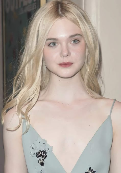 Elle Fanning Hair, Red Carpet Glam, Ellie Fanning, Pale Skin Makeup, Dakota And Elle Fanning, Angels Beauty, Pale Girl, Effortless Beauty, Fashion Watch