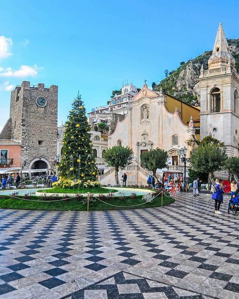 Sicilia nel Cuore on Instagram: “Taormina Natale 2018 Aspettando Natale 2019❤🎅 📷@elide_floresta  #taormina #sicilia #sicily #sicilianelcuore #christmas” Sicily, Dolores Park, Travel, Christmas, On Instagram, Instagram, Natal