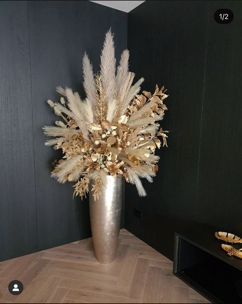 Gold Vase Decorating Ideas, Gold Holiday Centerpieces, Rich Apartment, Silver Centerpieces, Pampas Vase, Flower Wall Decor Diy, Floor Vase Decor, Long Vase, Elegant Vase