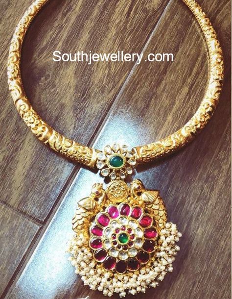 Kanthi Style Necklace With Kundan Pendant photo Kanti Necklace Designs, Kanti Necklace, Mens Sterling Silver Necklace, Pure Gold Jewellery, Gold Jewelry Simple Necklace, Handmade Gold Jewellery, Fine Gold Jewelry, Antique Jewelry Indian, Gold Pendant Jewelry