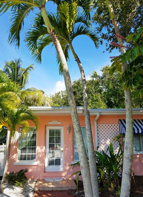 Island Life House, Beach Cottage Style Exterior, Sahm Budget, Beach Bungalow Exterior, Old Florida Decor, Tropical Exterior, Florida Airbnb, Tropical Cottage, Colorful Beach House