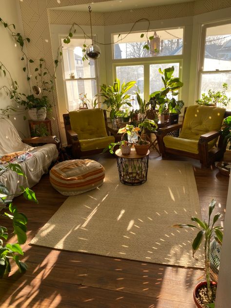 Plant Based Room Aesthetic, Plant And Reading Room, Maximalist Plant Room, Green Aesthetic House Decor, Maximalist Plant Bedroom, Plants Apartment Aesthetic, Cozy Plant Living Room, Garden Room Aesthetic, Vintage Plant Room