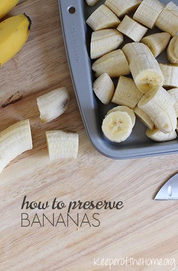 Got a great deal on bananas, but there's no way your family will be able to eat them all before they brown? Here's a guide to banana preserving... and even getting use out of those peels! Preserve Bananas, How To Freeze Bananas, How To Keep Banana Slices From Browning, Storing Bananas, Keeping Bananas Fresh Longer, Banana Chip Muffins, Banana Health Benefits, Frugal Recipes, Go Bananas