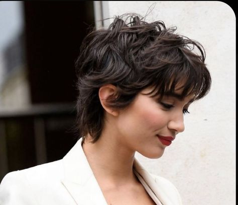 Short Wavy Haircuts, Curly Pixie Haircuts, Really Short Hair, Wavy Haircuts, Hair Inspiration Short, Short Curly Haircuts, Messy Short Hair, Haircuts For Wavy Hair, Short Wavy Hair