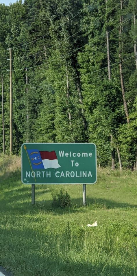 Welcome To North Carolina Sign, State Welcome Signs, North Carolina Sign, Carolina Do Norte, America Trip, Game Aesthetic, State Signs, Nc State Wolfpack, Dream College