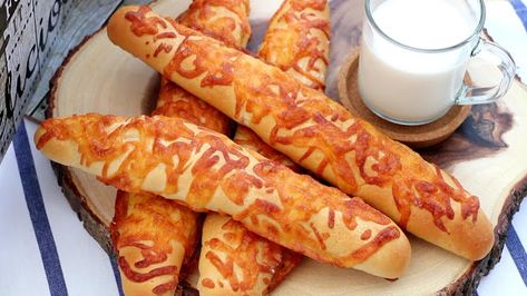 Sprinkle as many as you want, grated cheddar & mozarella, and a handful Cheese Bread Sticks Recipe, Soft Breadsticks Recipe, Bread Stick, Cheese Bread Sticks, Cheese Buns, Bread Sticks Recipe, Soft Bread, Bread Sticks, Recipes Yummy