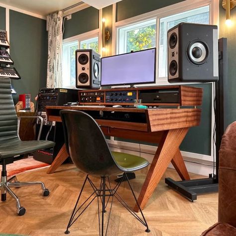 Introducing the Zed Music Studio Desk by Mars Built - the perfect fusion of functionality and timeless design that will elevate your studio space.D... Modern Music Studio Design, Music Studio Inspiration, Retro Music Studio, Music Studio Desk Ideas, Music Studio Decor Interior Design, Music Room Ideas Home Studio, Small Music Studio, Music Production Desk, Audio Desk