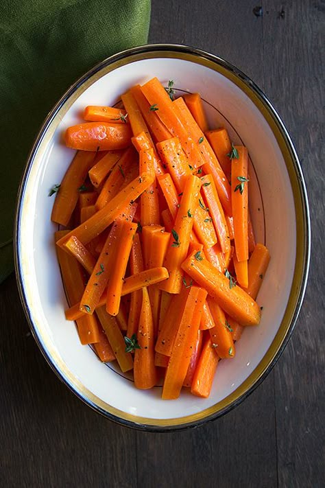 Braising carrots slowly in butter, rather than steaming or boiling them, brings out their natural sweetness. Maple syrup adds a delicate glaze and a rich flavor. Braised Carrots, Glazed Carrots Recipe, Maple Glazed Carrots, Yummy Vegetable Recipes, Maple Syrup Recipes, Glazed Carrots, Carrot Recipes, Syrup Recipe, Thanksgiving Side Dishes