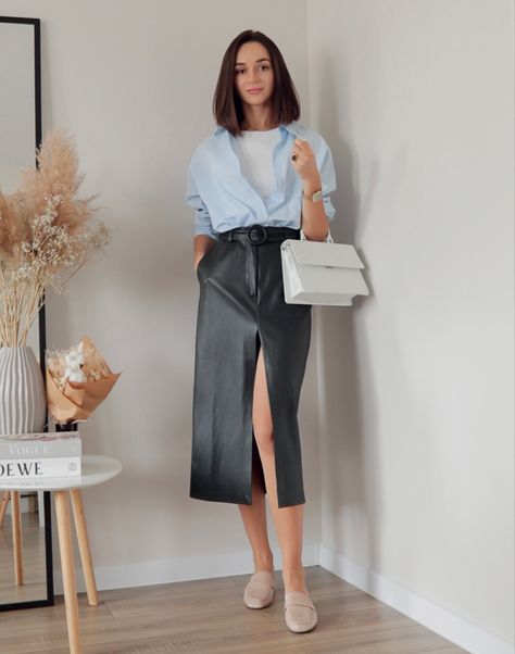 Gray Vest Outfit, Basic Style Outfits, Outfit Petite, Midi Skirt Outfit, Autumn Wardrobe, Skirt With Buttons, Leather Midi Skirt, Grey Vest, Black Midi Skirt