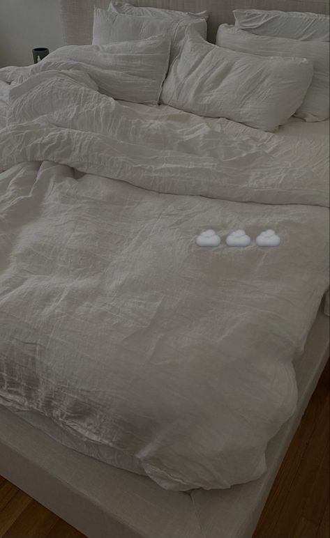 White Pillow Sheets, Plain White Beds, Romantic Bed Sheets, White Bed Set Aesthetic, Fluffy Sheets Bedding, Cloud Bed Sheets, White Bed Astethic, Comfy Bed Sheets Aesthetic, Fresh Bed Sheets Aesthetic