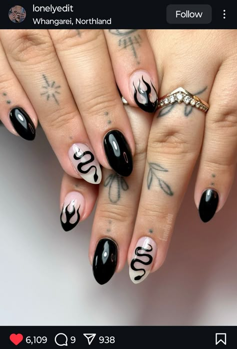 Classy Black Nails, 25 Nails, Chrome Nails Art, Black Halloween Nails, Black White Nails, Ring Finger Nails, Metallic Nail Art, Nail Types, Chrome Nail Art