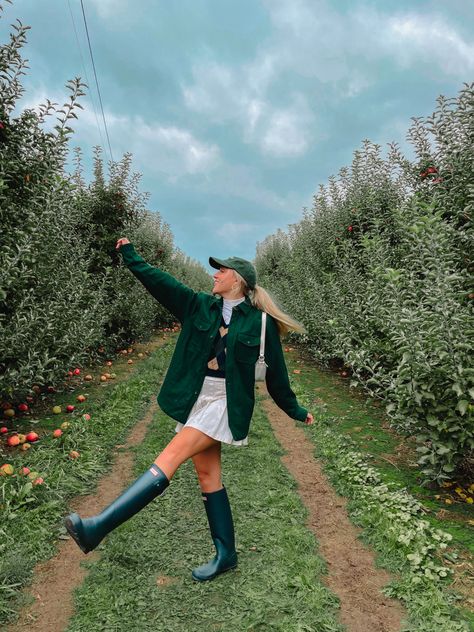 Farm Picking Outfit, Photoshoot Apple Picking, Picking Apples Outfit, Cute Apple Picking Photos, Fall Orchard Outfit, Apple Orchard Poses, Apple Hill Photoshoot, Apple Orchard Photoshoot Outfit, Apple Farm Outfit