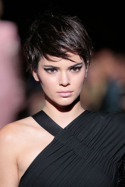 Kendall Jenner Looked EXACTLY Like Her Mom Kris at NYFW - HarpersBAZAAR.com Getextureerde Bob, Brunette Pixie Cut, Trendy Short Hairstyles, Brunette Pixie, Beyonce Hair, Shaggy Bob, Stylish Short Haircuts, Trendy Short Haircuts, Stylish Haircuts