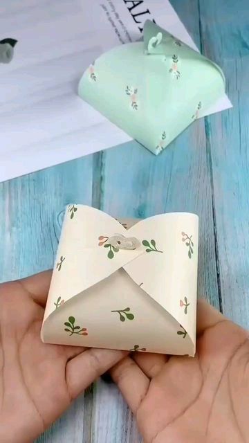 Hadiah Diy, Kraf Kertas, Tutorial Origami, Seni Dan Kraf, Gifts Wrapping Diy, Easy Paper Crafts Diy, Paper Craft Diy Projects, Origami Box, Origami Crafts Diy