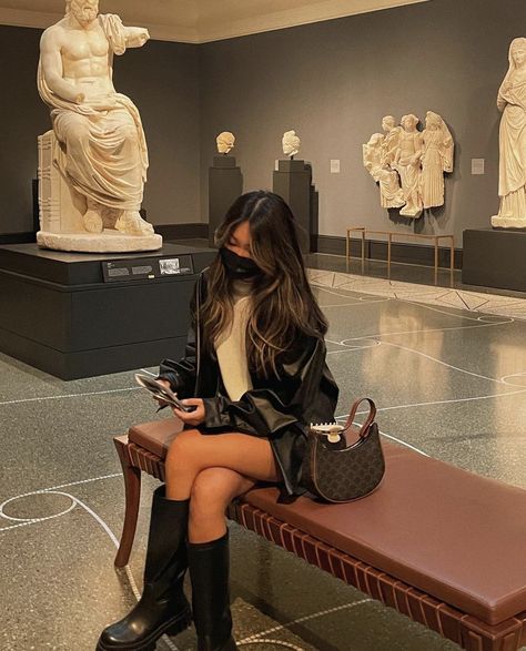 Art Gallery Date Outfit, Nice Pfp, Instagram Museum, Museum Outfit, Museum Date, Museum Photography, Winter Outfits Aesthetic, Nyc Girl, Mysterious Girl