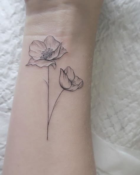 Poppies August Birth flower Symbols Tattoo, Poppy Tattoo, Tattoo Diy, Poppies Tattoo, Illustration Tattoo, Geniale Tattoos, Men Tattoo, Birth Flower Tattoos, Disney Tattoo