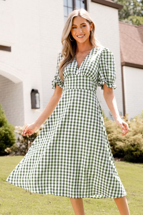 Model Wardrobe, Sewing Summer Dresses, Hair Styles Medium, Green Gingham Dress, Gingham Party, Party Dress Codes, Garden Party Outfit, Gingham Fashion, Puff Sleeve Midi Dress