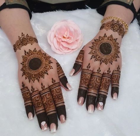 Mhndi Dsgns Unique, Round Mehndi, Henna Practice, Tikki Mehndi, Round Mehndi Design, Hand Mehendi, Mehandhi Designs, Mehedi Design, Pretty Henna