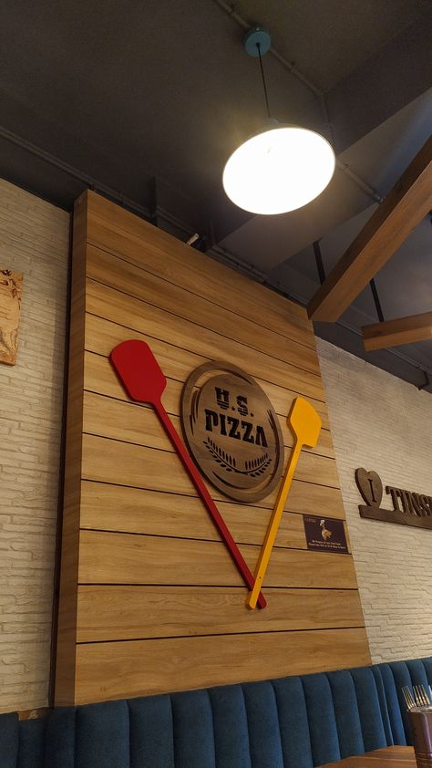 Pizza Shop Interior, Small Restaurant Design, Cake Bar, Pizza Art, Small Restaurant, Pizza Delivery, Shop Interior, Cafe Design, Restaurant Design