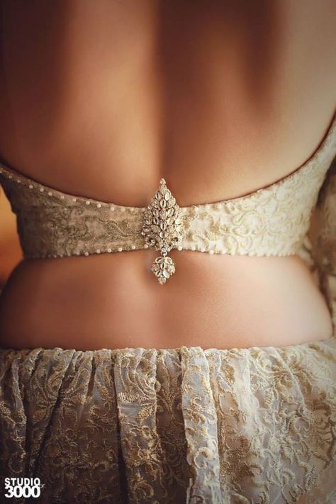 12 Amazing New Things To Do To Your Lehenga That Will Make It Super Unique! Osariya Designs, Backless Blouse Designs, Lehenga Blouse Designs, Sari Blouse Designs, Blouse Designs Indian, Backless Blouse, Unique Blouse Designs, Saree Blouse Designs Latest, Designer Saree Blouse Patterns