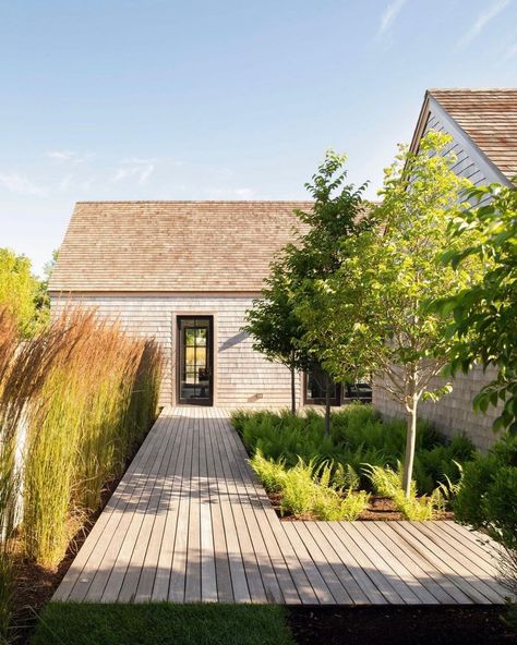 Blue Flag on Instagram: “Earth tones at #hawthorneparknantucket Photo: @mkisiday #nantucketdesign #landscapedesign #coastalstyle #landscapearchitecture…” Lakeside Retreat, Workshop Apd, Casas The Sims 4, Casa Exterior, Barn Style, Barn House, Nantucket, Walkway, Summer House