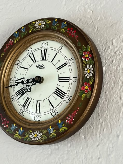 Pretty Wall Clock, Fancy Wall Clock, Alice In Wonderland Aesthetic Room, Aesthetic Wall Clocks, Vintage Clock Aesthetic, Clock Alice In Wonderland, Funky Clock, Aesthetic Wall Clock, Alice In Wonderland Clock