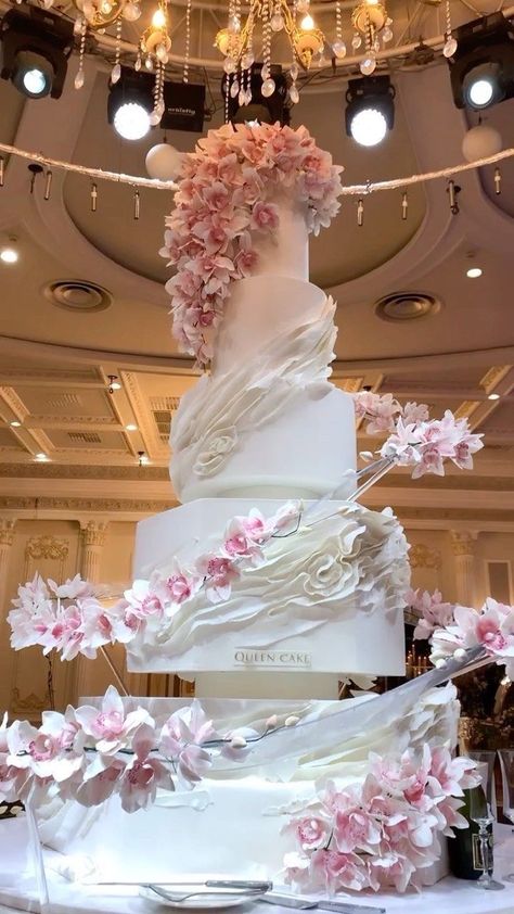 Amazing Wedding Cakes Elegant Unique, Arab Wedding Cake, Bridal Cakes Ideas, Wedding Cakes Elegant Unique, Cake Designs For Wedding, Wedding Cakes Big, Wedding Torte, Wedding Cake Luxury, Wedding Cake Beautiful