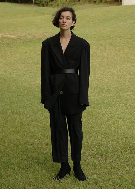 Manish Fashion, Woman In Suit, Star Wars Fashion, 90s Runway Fashion, Black Suit, Minimal Modern, Manish, All Black Outfit, 가을 패션