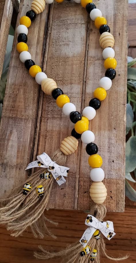 Tree Collar Diy, Bee Garland, Wooden Bead Crafts, Wood Bead Crafts, Bee Hives Diy, Bee Hive Craft, Bee Decorations, Christmas Tree Collar, Bee Things