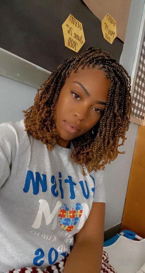 Spring Twists Shoulder Length, Senegalese Twist Hairstyles Medium Short, Senegalese Braids Hairstyles, Spring Twist Updo Styles, Knotless Spring Twist, Mini Spring Twists With Extensions, Micro Passion Twists Short, Braiding Grid, Senegalese Twist Hairstyles Short