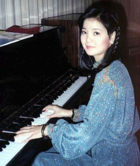 Teresa Teng young | vintage everyday: Teresa Teng, the Iconic Asian Singer – Stunning ... Bessie Love, Teresa Teng, Record Stores, Girls F, Seventeen Magazine, Vintage Everyday, Hairstyle Look, English Actresses, Pop Singers