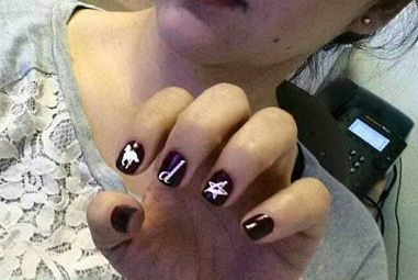 Deftones nails Deftones Girl Makeup, Deftones Nails, Deftones Tattoo, Changbin Salon, Deadly Nightshade, Navy Blue Nails, Blue Nail Polish, Pretty Gel Nails, Cool Nail Designs