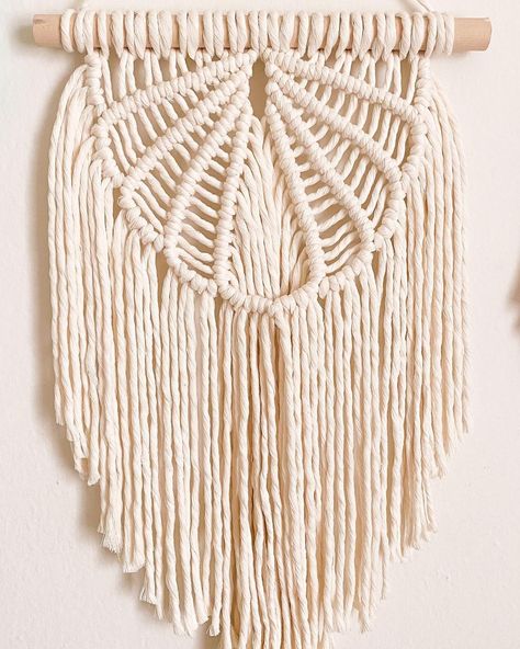 2.737 Me gusta, 65 comentarios - Rachel | Fiber Art & Supplies (@thelarksheadshop) en Instagram: "You all seemed super into the seashell wall hanging I made about a week ago, so I just made 3 more…" Seashell Wall Hanging, Macrame Wall Hanging Patterns, Shell Pattern, Macrame Wall, Macrame Wall Hanging, Fiber Art, Sea Shells, Bucket Bag, Art Supplies