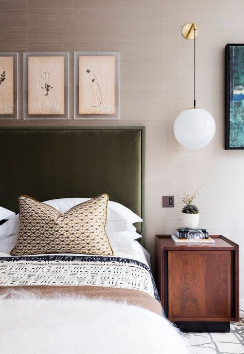 Mid-Century Modern Master Bedroom Interior Design With Velvet Green Headboard And Bedside Pendant Lighting 2020 Bedroom, Organized Bedroom, Bedrooms Furniture, Green Headboard, Designer Bedrooms, Decorations Bedroom, Decorate Bedroom, Interior Boho, Decorating Bedroom