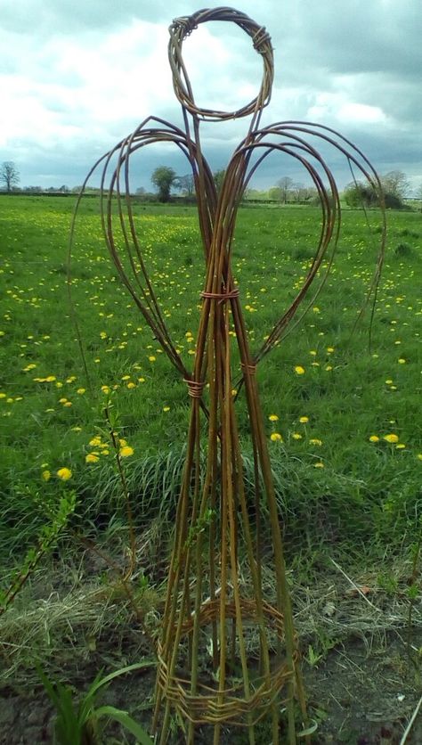 Willow Trellis Diy, Willow Crafts Ideas, Willow Angel, Twig Art, Diy Trellis, Garden Decor Projects, Garden Crafts Diy, Garden Pottery, Garden Art Sculptures Diy