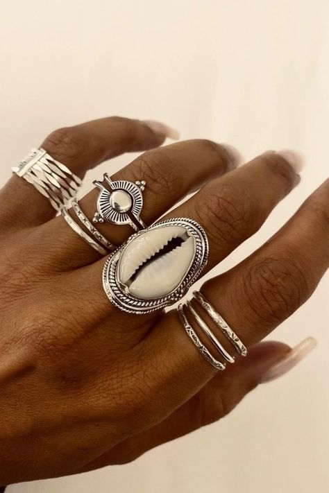 African Jewelry Aesthetic, Afro Jewelry, Chains Diamond, Sleek Jewelry, Dope Jewelry Accessories, Big Jewelry, Dope Jewelry, Jewelry Fashion Trends, Jewelry Lookbook