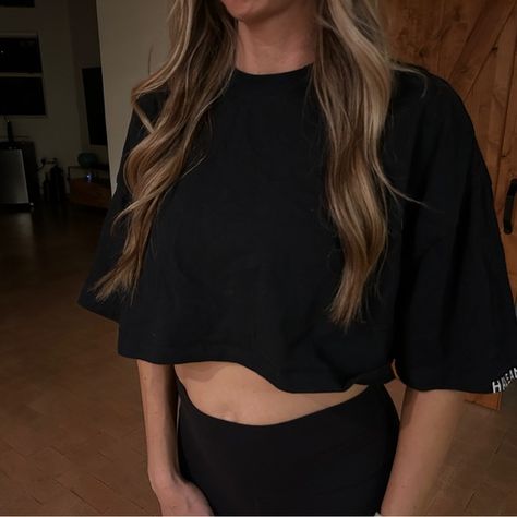 Oversized black crop t-shirt Forver 21 Cropped Oversized Tshirt, Tshirt Crop Top, Tshirt Crop, Oversize Tshirt Outfits, Oversize Tshirt, Belly Shirts, Forever 21 Shirts, Cropped Tee Shirt, Fashion Design Patterns