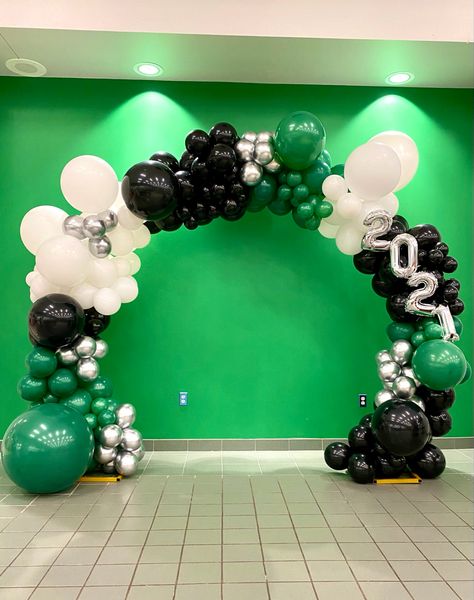 Sports Banquet Balloon Arch, Eagles Balloon Garland, Football Homecoming Balloon Arch, Senior Night Backdrops, Gym Graduation Decorations, Sports Gala Decoration Ideas, Balloon Arch Ideas For Graduation, Senior Night Balloon Ideas, Volleyball Balloon Arch