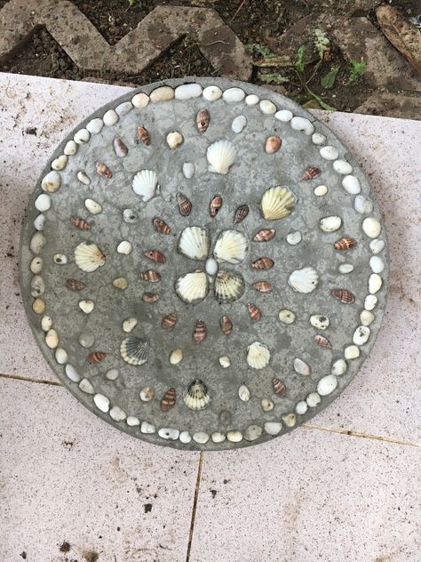 Sea Shell Stepping Stones, Seashell Stepping Stones, Shell Stepping Stones, Stepping Stones Kids, Concrete Pathway, Garden Diy On A Budget, Modern Garden Lighting, Seashell Art Diy, Mosaic Stepping Stone