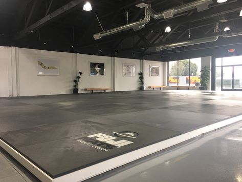 Bjj Gym, Jiu Jitsu Gym, Parkour Gym, Dojo Design, Dojo Ideas, Martial Arts Gym, Gym Design Interior, Sports Court, Mma Gym