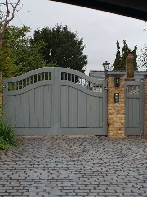 Fence Driveway, Front Gate Driveway, Cottage Gates Driveway, Cottage Driveway Gate, Gated Driveway Entrance Landscaping, Vinyl Gates Driveway, Wooden Entrance Gates, Front House Gate, Driveway Fence Gate