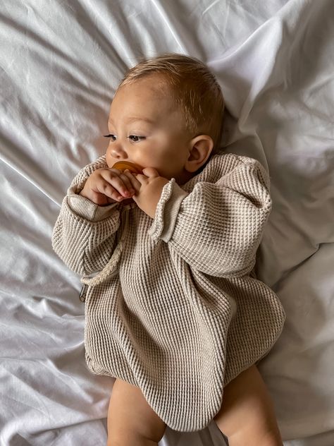 Fall Baby Aesthetic, Neutral Baby Aesthetic, Newborn Boy Aesthetic, Beige Baby Aesthetic, Summer Newborn Outfits, Newborn Baby Aesthetic, Little Baby Bump Aesthetic, Newborn Baby Girl Aesthetic, Aesthetic Baby Clothes Boy