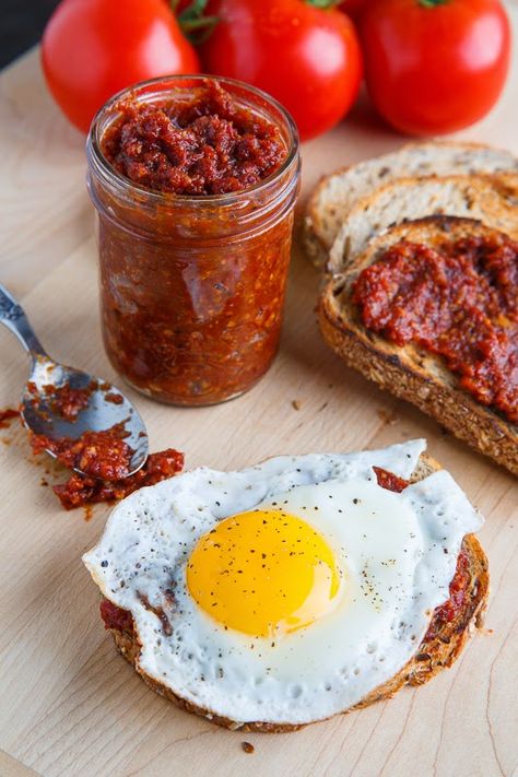 Slow Roasted Tomato Bacon Jam  I haven't tried this version but I just had some tomato bacon jam that was to die for! Grilled Jalapenos, Bacon Substitute, Tomato Bacon Jam, Bacon Jam Recipe, Closet Cooking, Slow Roasted Tomatoes, Tomato Jam, Bacon Tomato, Bacon Jam