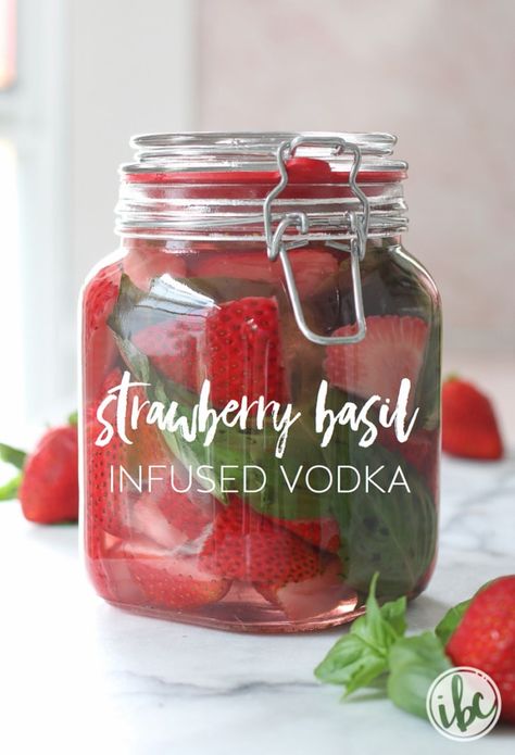 Infused Cocktails, Infused Liquors, Vasos Vintage, Strawberry Vodka, Strawberry Basil, Vodka Cocktails Recipes, Vodka Recipes, Infused Vodka, Summer Cocktail Recipes