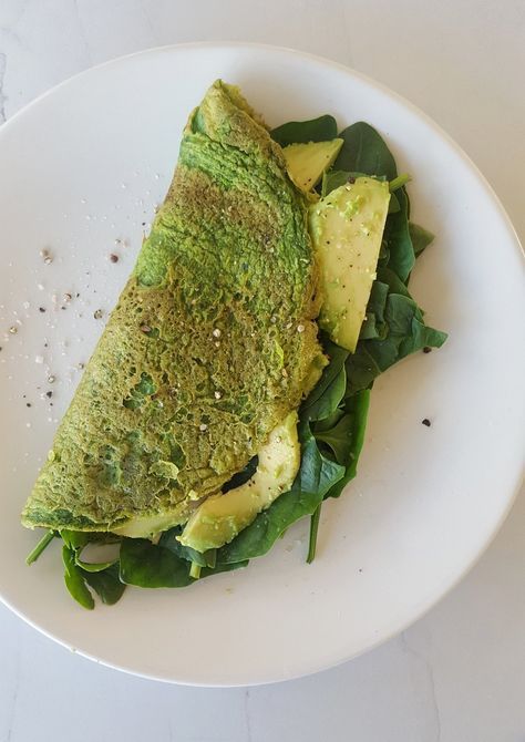 Talk about getting in your greens! One thing I emphasize in not only my diet, but my clients diets is to bump up their nutrition profile by adding in lots of leafy green veggies. This is one easy way to do it! This low carb super green omelette is high in protein and healthy fats and can be Green Omelette, Queso Cottage, Pan Pita, Perfect Healthy Breakfast, Green Food, Super Greens, Idee Pasto Sano, Food Is Fuel, Greens Recipe