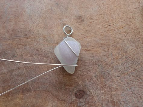 Sea Glass Jewelry Diy, Wrapping Crystals, Wrapping Stones, Wire Wrapped Stone Jewelry, Wire Wrapping Tutorial, Wire Wrap Jewelry Designs, Wire Wrapping Diy, Wire Wrapped Jewelry Diy, Rock Necklace